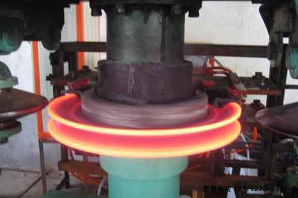 全自動淬火機-采用冷卻循環水降溫