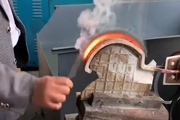 鐮刀超高頻淬火熱處理是一種通過超高頻感應(yīng)加熱對鐮刀進(jìn)行淬火處理的方法