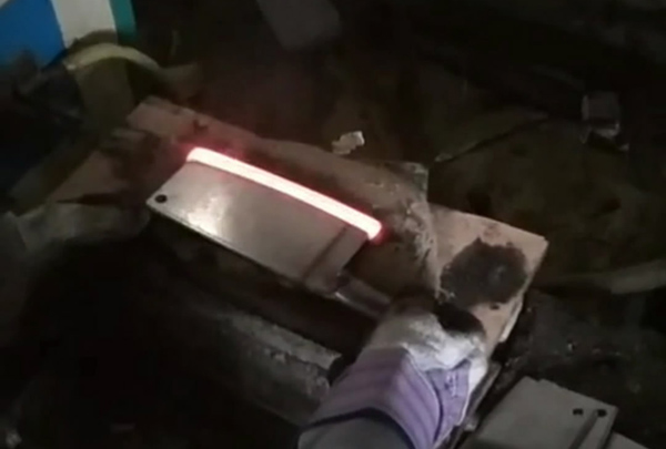 超音頻感應(yīng)加熱設(shè)備對(duì)菜刀淬火