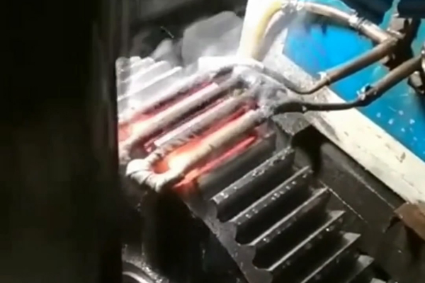 高頻加熱機對大尺寸齒輪旋轉單齒或幾個齒加熱淬火