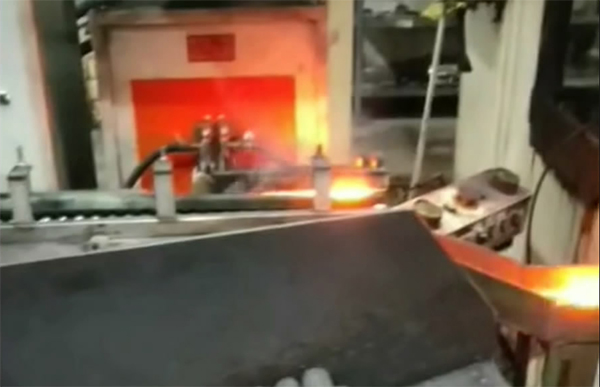 自動送料到中頻感應加熱機加熱后上沖床紅沖鍛打