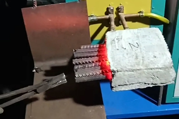 螺紋鋼筋用超音頻感應加熱設備加熱退火熱處理后用沖床鍛打