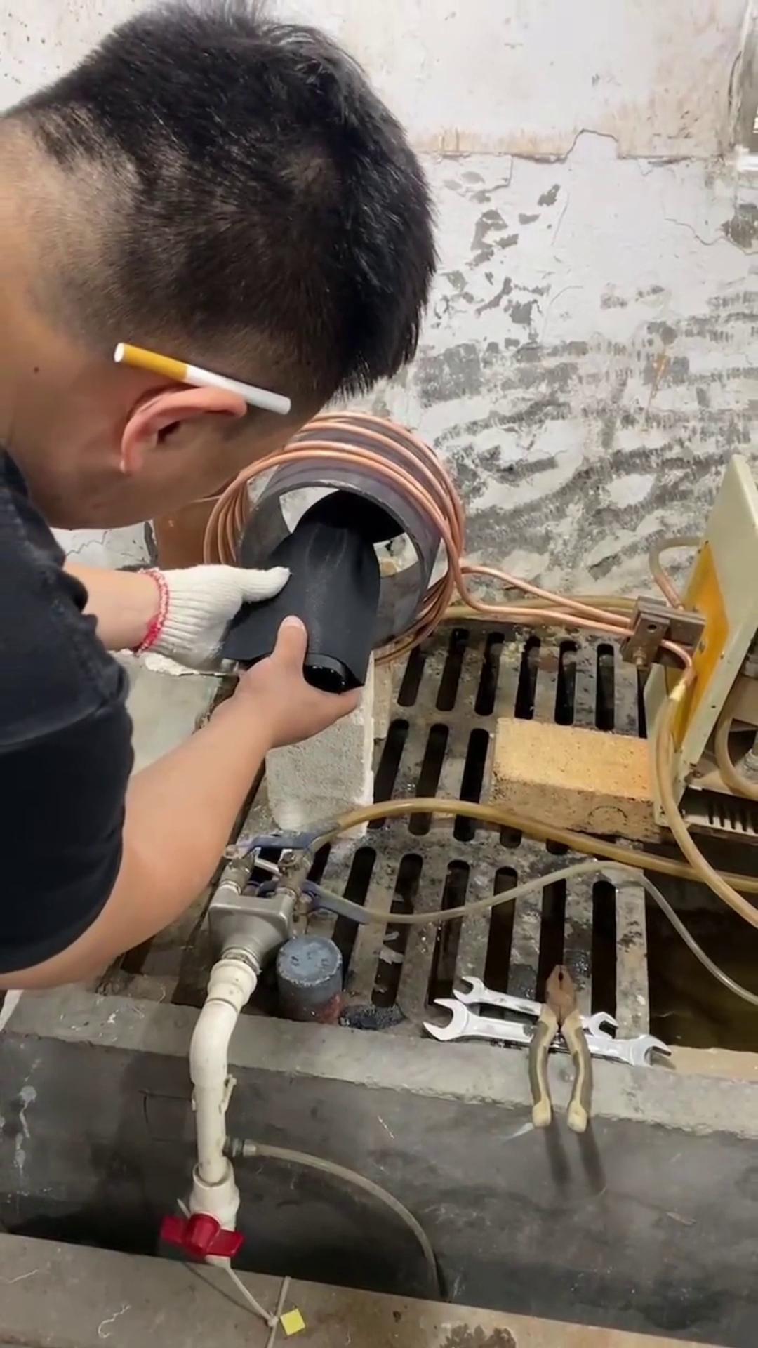 一種熱配合工藝用高頻機加熱主要是加熱讓塑料熱縮小緊套工件