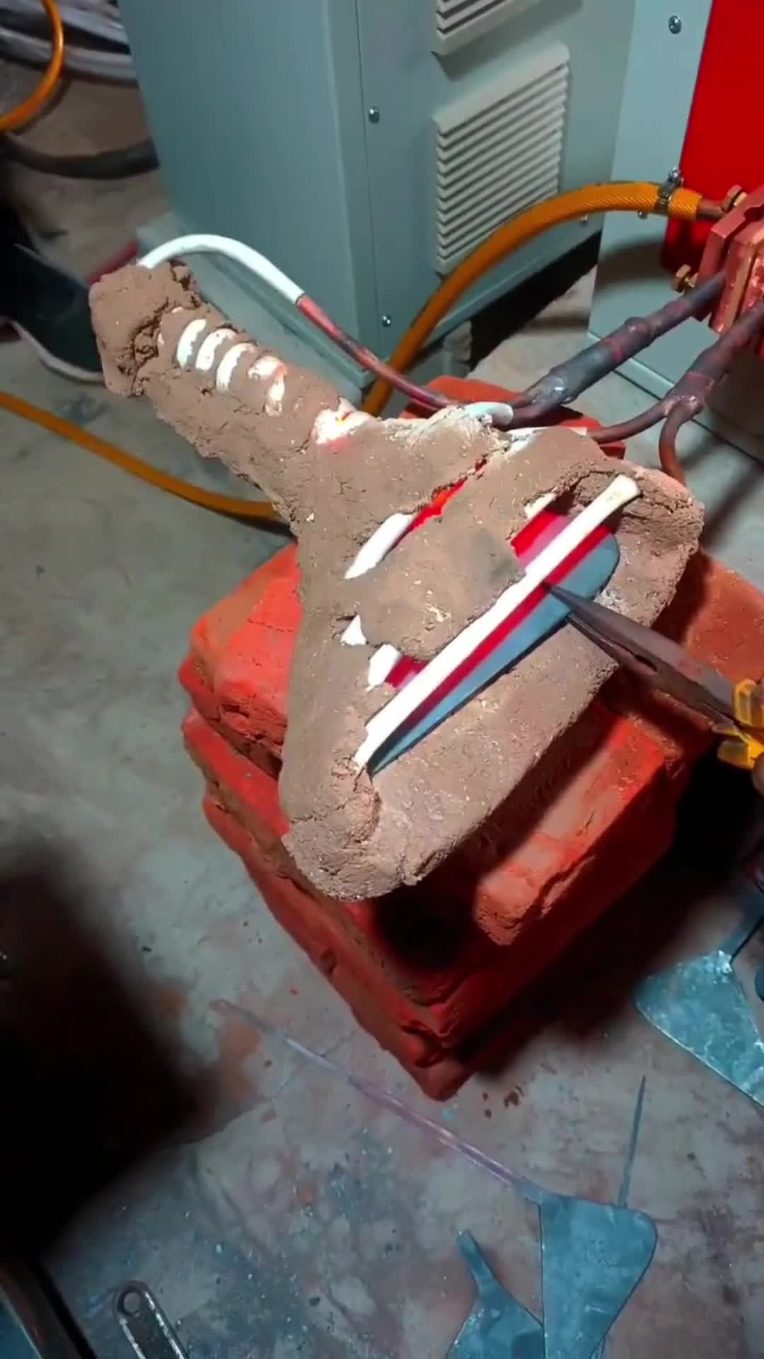 高頻爐鋤頭鍛造加工-高頻感應加熱設備