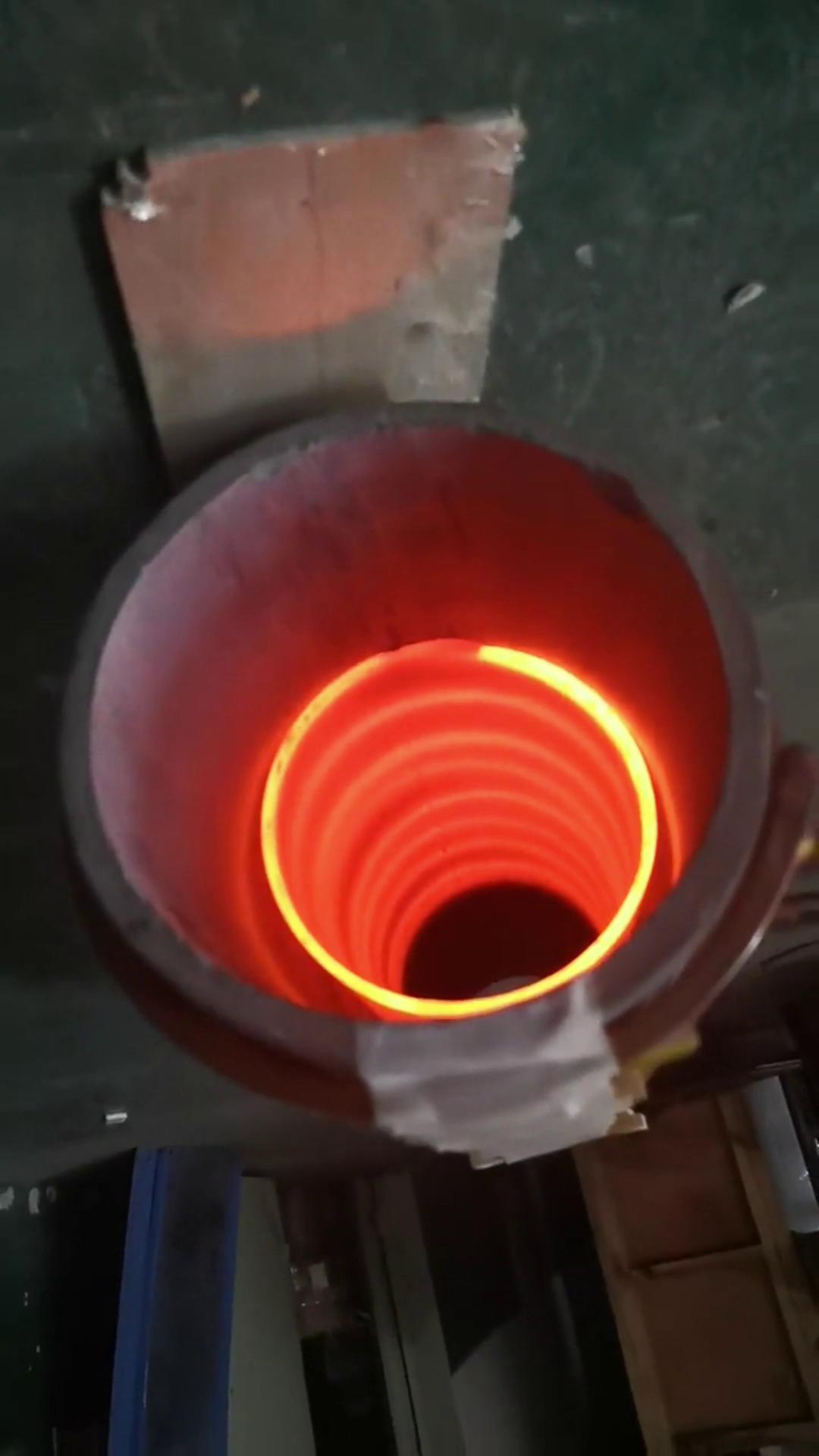 中頻感應(yīng)加熱設(shè)備加熱直徑159mm,壁厚6mm鋼管退火450mm,40秒紅透至800度