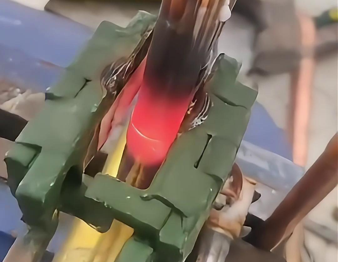 手持式高頻焊機，在制冷冰箱空調生產領域起到至關重要的作用，例如銅管焊接，鋁管焊接，四通閥焊接等