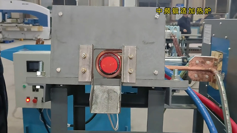中頻鍛造加熱爐配置自動化控制系統(tǒng)和送料機，確實是一種高效、精準的熱處理設(shè)備。