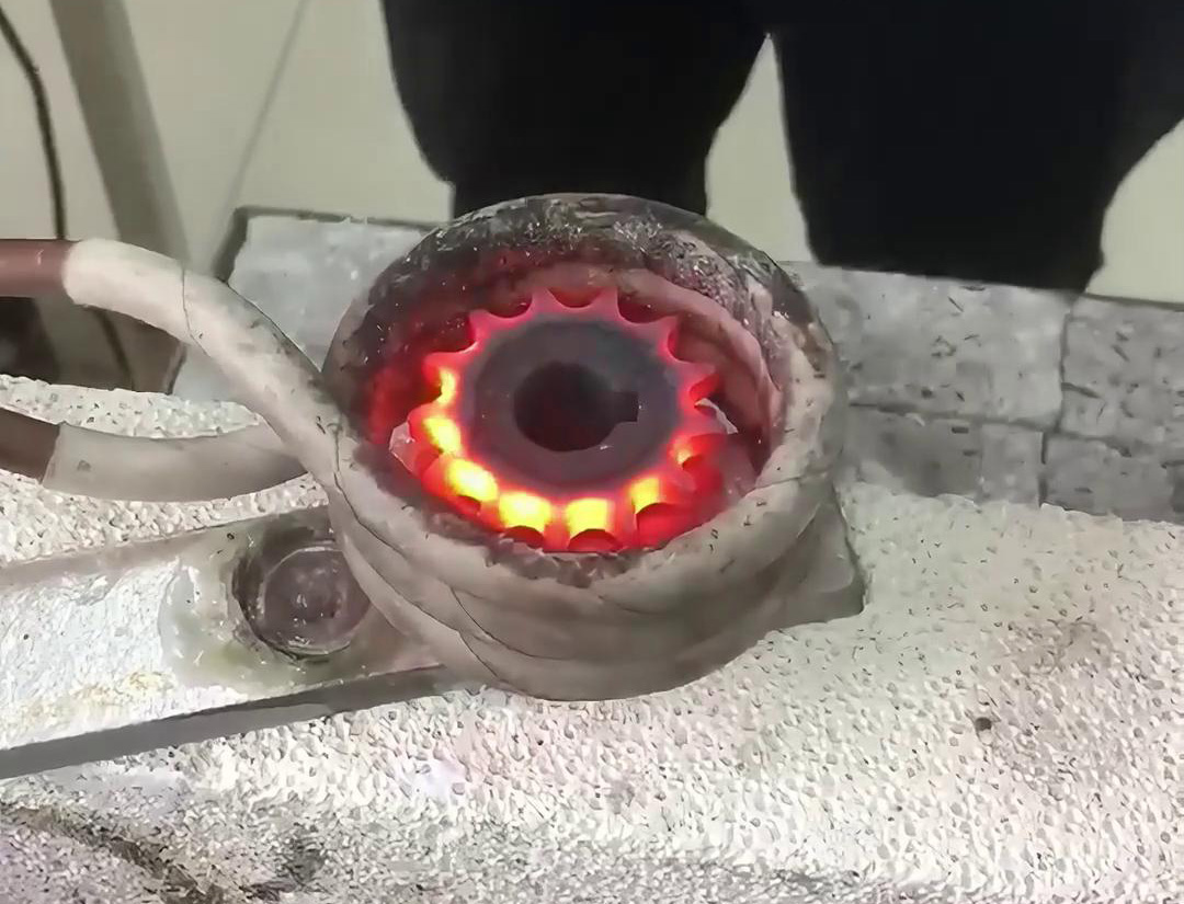 高頻齒輪淬火設(shè)備廣泛應(yīng)用于汽車(chē)、機(jī)械、航空航天等行業(yè)的齒輪制造和維修領(lǐng)域