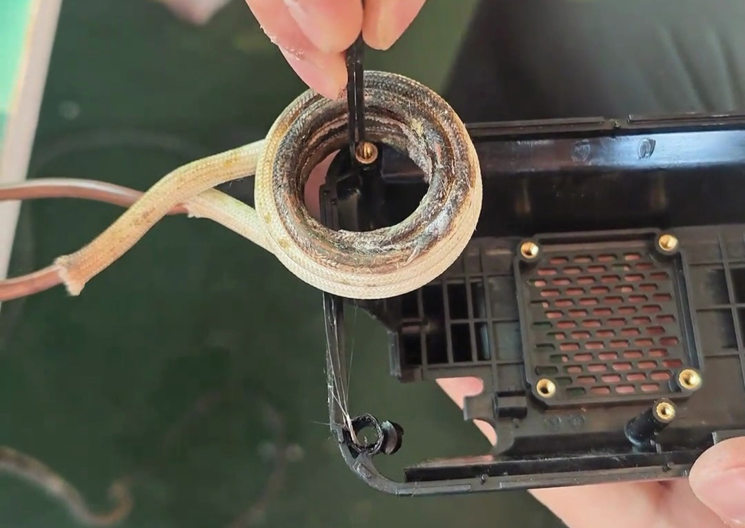 海拓高頻加熱機：塑料 - 金屬熱拆分離的高效解決方案