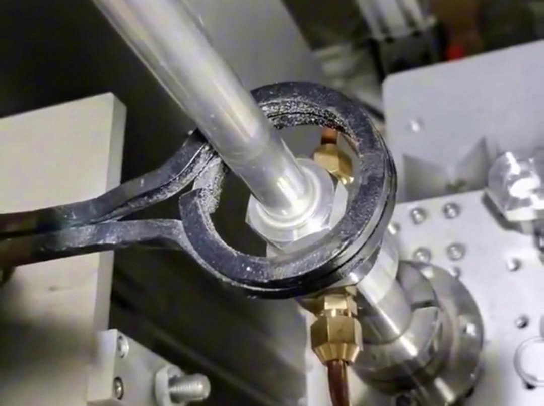 鋁管焊接，焊料是焊接成功的保證，它可以用高頻焊機(jī)來(lái)實(shí)現(xiàn)釬焊