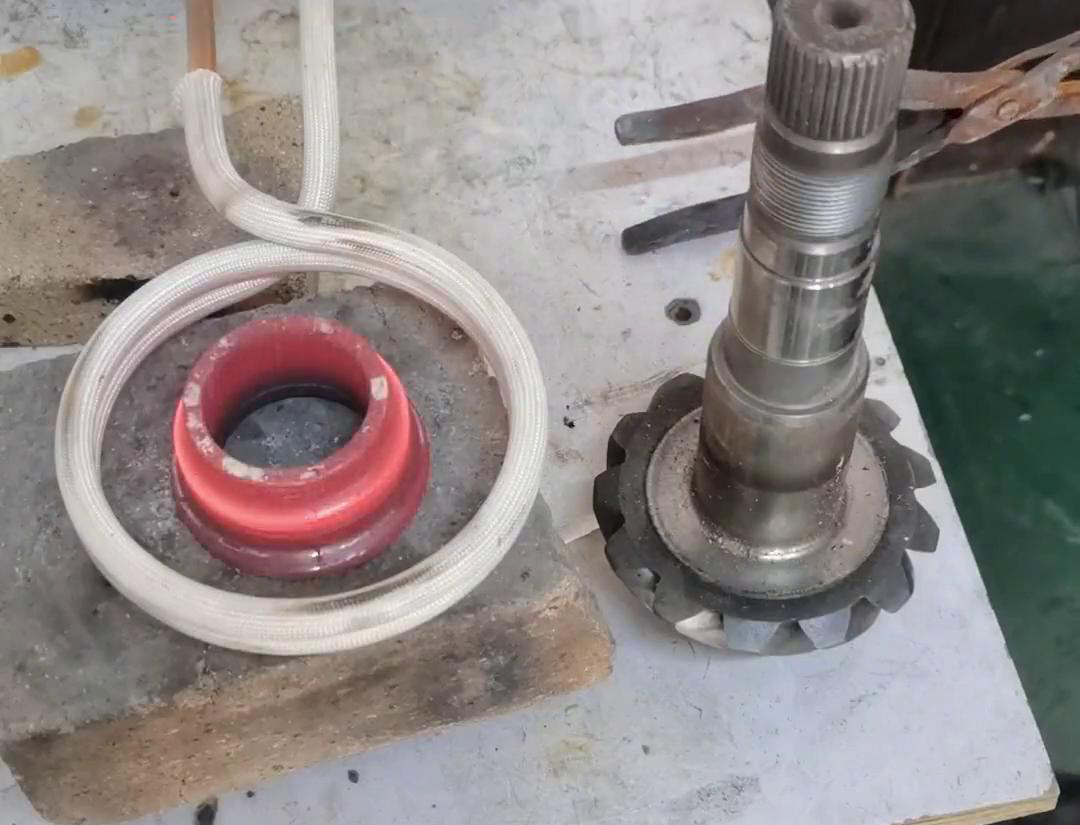 軸承裝配，常溫下 ，怎么也裝不進去 ，采用高頻加熱機均勻加熱，瞬間裝配好