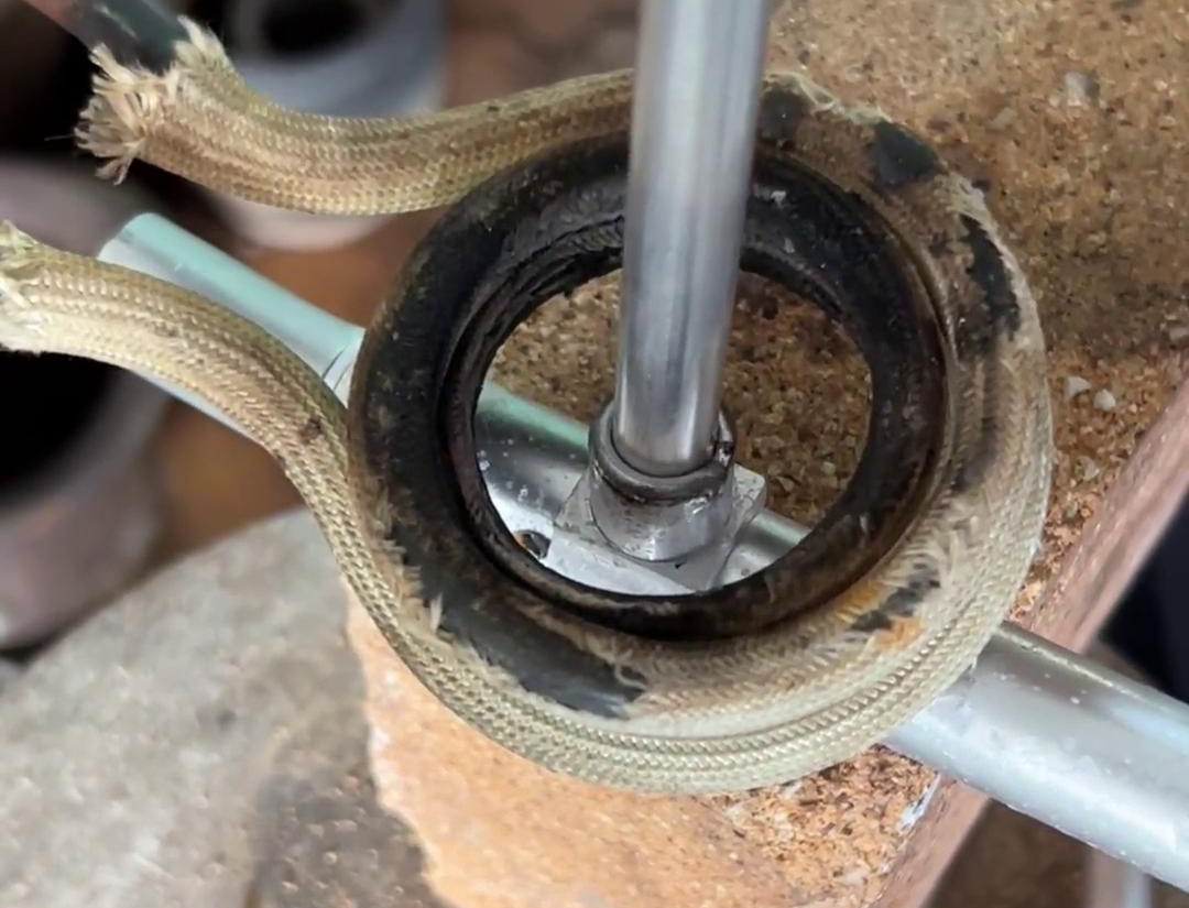 高頻焊機操作簡便，安全可靠，適用于大規(guī)模鋁管焊接生產(chǎn)