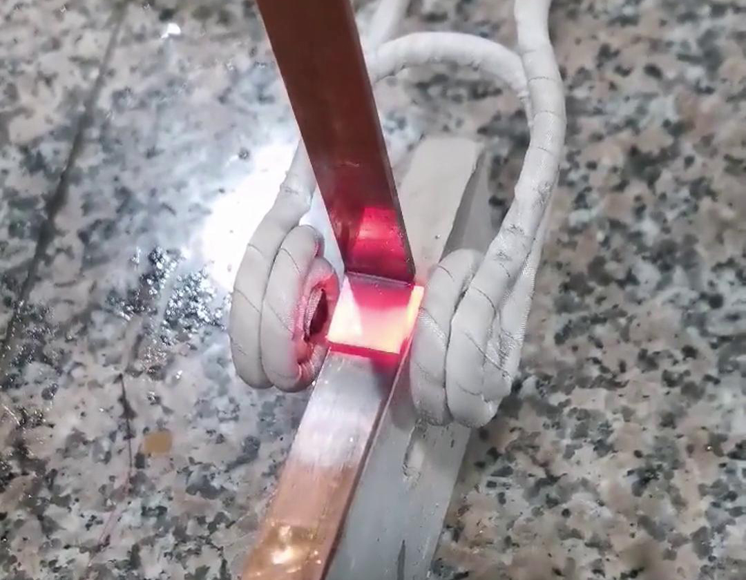 見(jiàn)證高頻焊接的魅力，銅板與銅片瞬間融合，創(chuàng)造無(wú)限可能