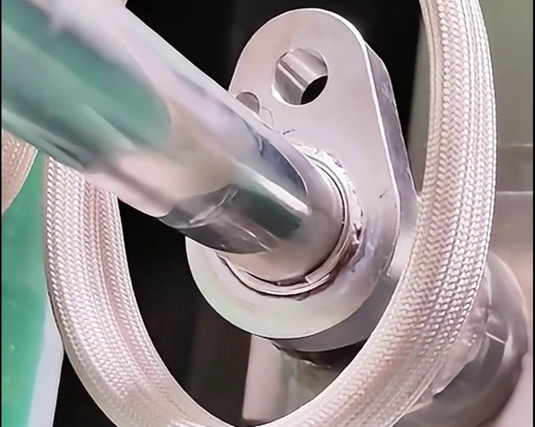 鋁件鋁管高頻焊接具有焊接速度快、焊縫美觀、生產(chǎn)效率高等優(yōu)點