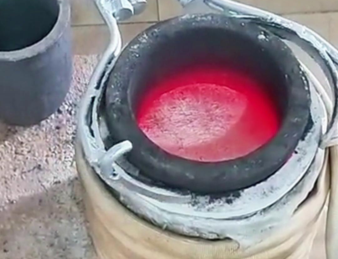 10公斤小型熔鋁爐采用中頻感應(yīng)加熱電源是一種高效、環(huán)保、實用的熔煉方案，能夠滿足鋁材加工、鑄造等領(lǐng)域的生產(chǎn)需求。