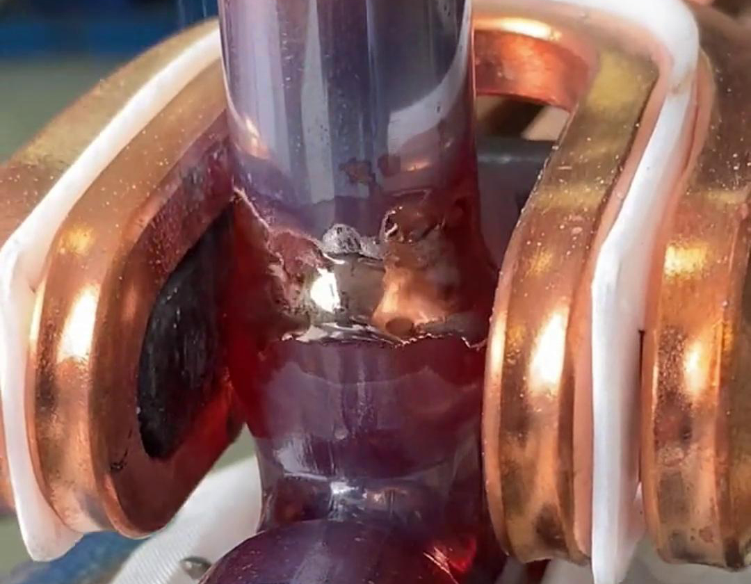 這就是手持式高頻焊機焊接銅管的效果，有了它，可以放棄大部分火焰焊接場合了