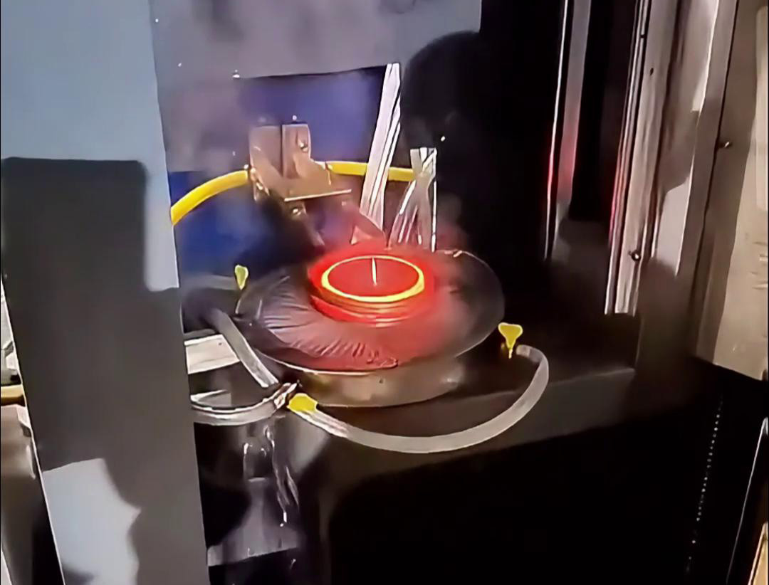 將齒輪放入高頻淬火機的感應(yīng)器內(nèi)，通過高頻感應(yīng)加熱技術(shù)將齒輪表面加熱至淬火溫度