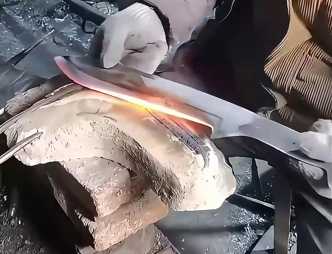 高頻淬火機對刀具刃口淬火熱處理是一種高效、節能的金屬熱處理工藝