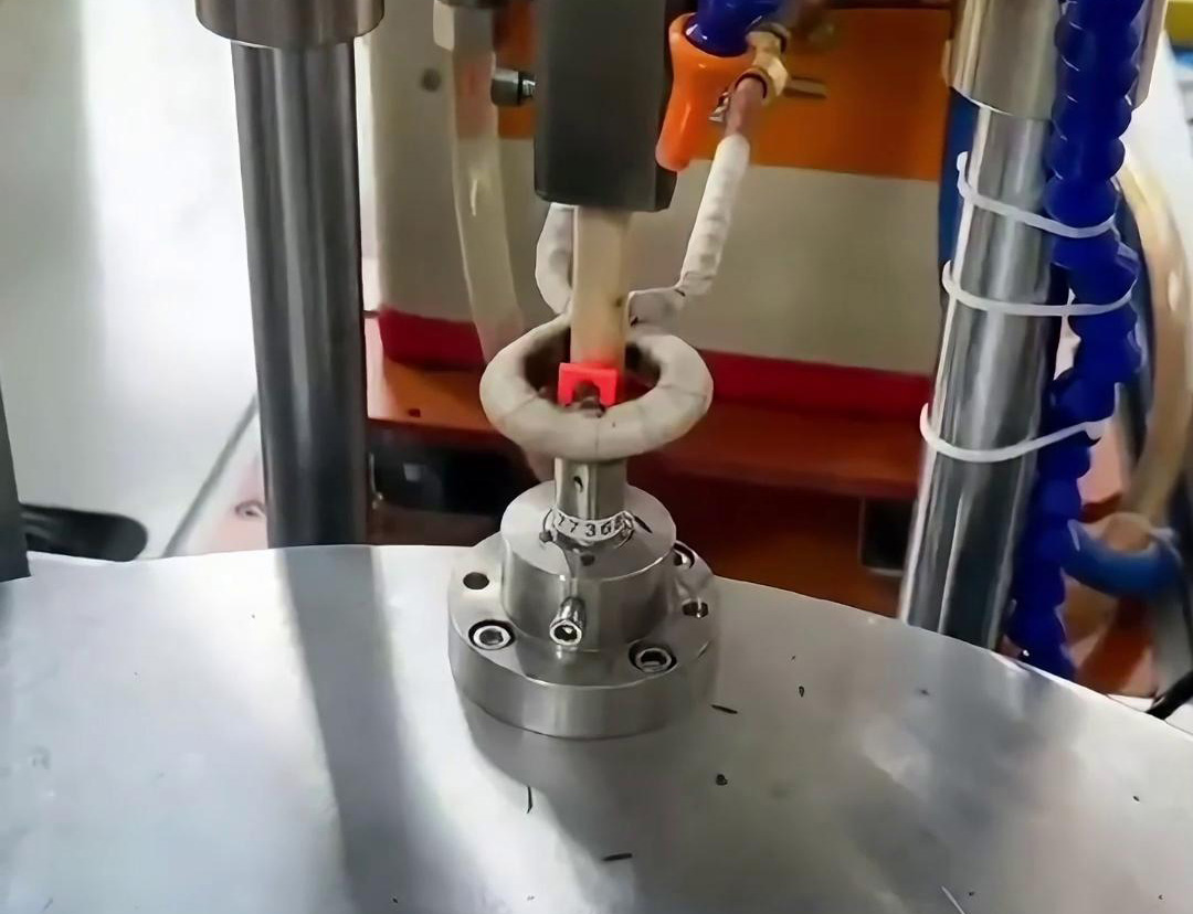 高頻焊接設備通常配備PLC的控制系統和傳感器，能夠實現自動化操作，減少人工干預