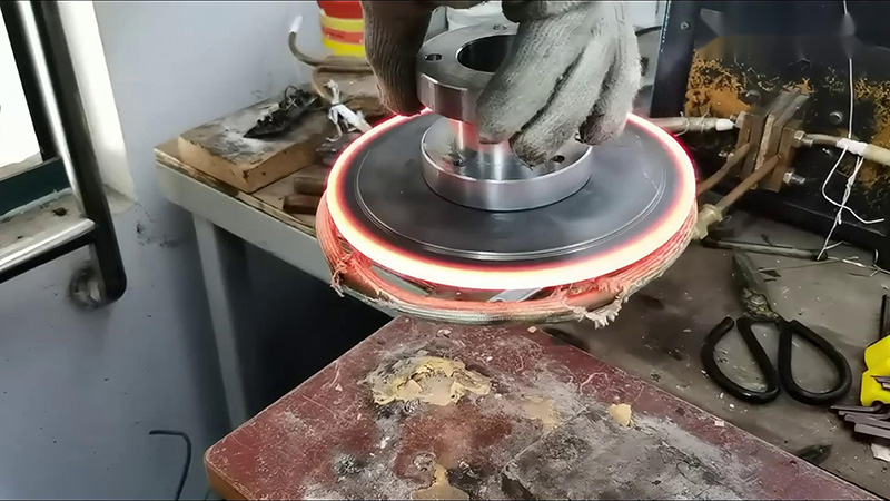 高頻退火機(jī)，通過更換線圈可以對(duì)不同規(guī)格形狀的不銹鋼工件進(jìn)行退火熱處理