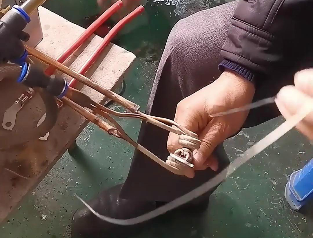 新能源線束端子錫焊用高頻焊機，提高線束端子的耐腐蝕性，延長其使用壽命