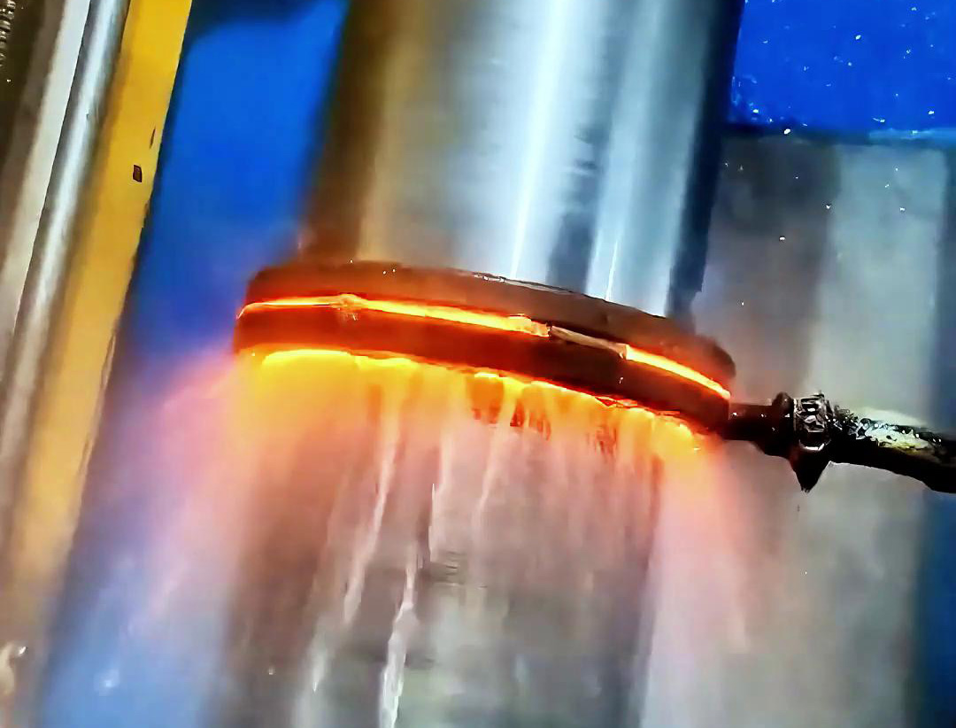 光軸表面淬火熱處理一般采用數(shù)控自動淬火機(jī)床實(shí)現(xiàn)