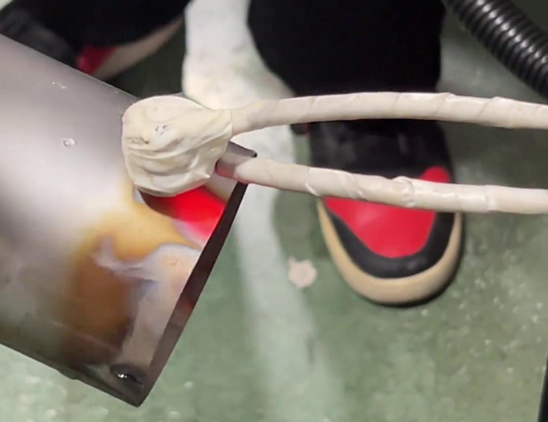 不銹鋼保溫杯要對(duì)杯壁局部加熱紅沖采用了40KW高頻加熱機(jī)