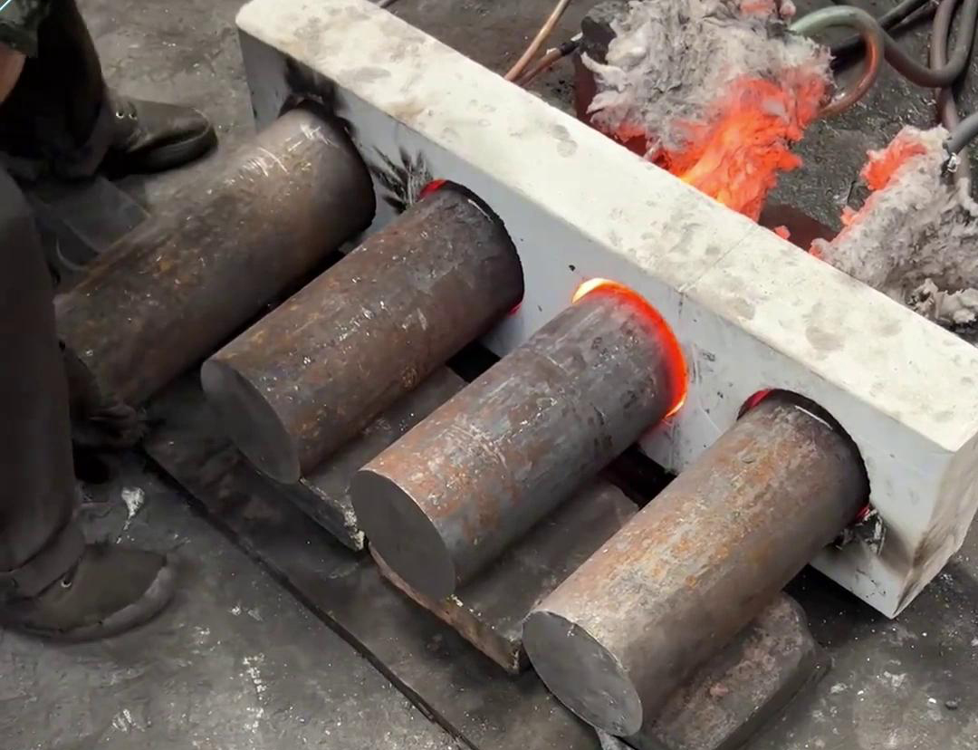 對于需要加熱大型棒料的場合，建議優先考慮采用中頻感應加熱設備