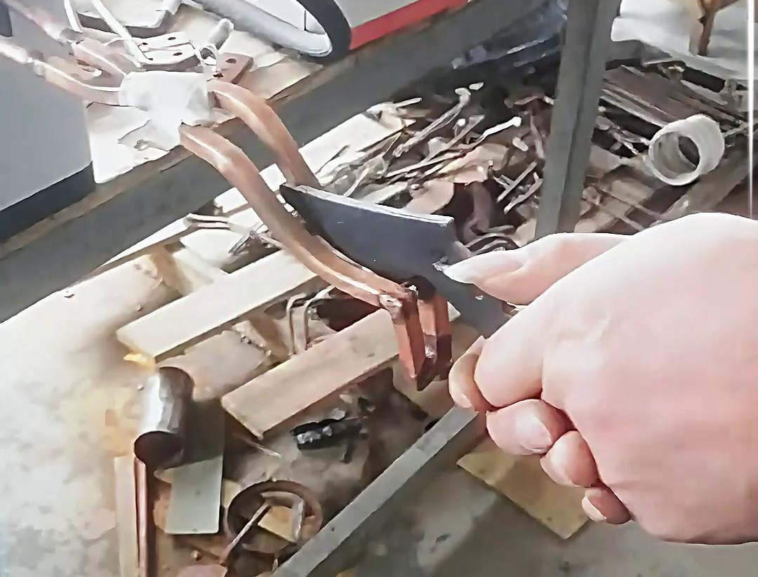 刀具淬火，根據(jù)工藝要求可以選擇高頻淬火機(jī)或者超高頻淬火設(shè)備