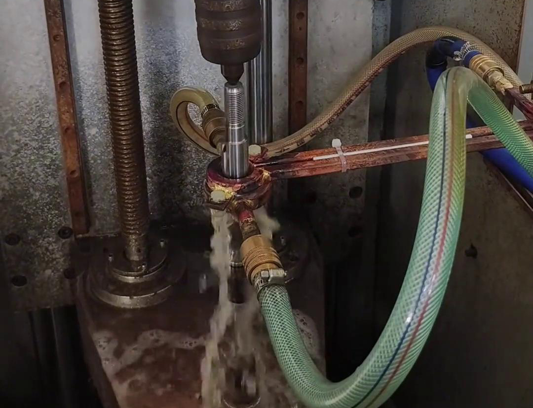 高頻淬火機床可以根據(jù)電機軸尺寸和淬火要求，實現(xiàn)自動化操作淬火