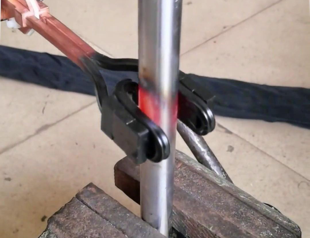 手持式高頻加熱機(jī)搭配U型開口線圈對25mm實(shí)心圓鋼棒料