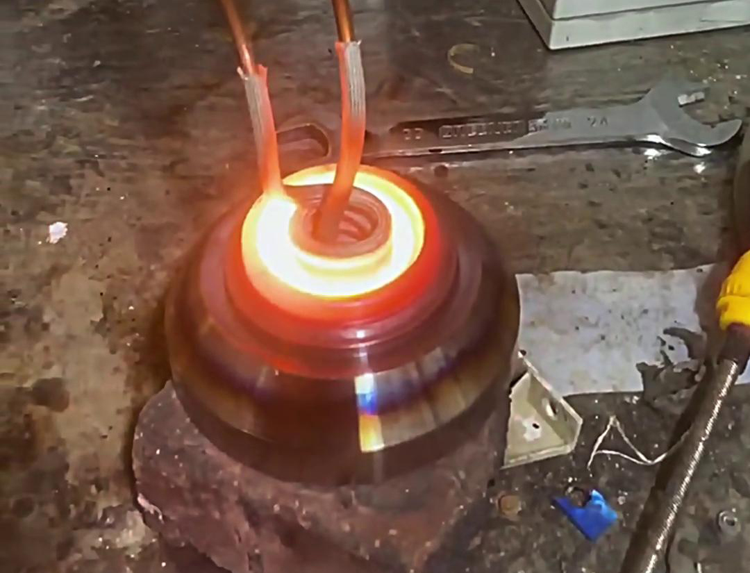 超高頻加熱機(jī)對內(nèi)孔加熱的核心優(yōu)勢在于其高效性、精準(zhǔn)性和環(huán)保性