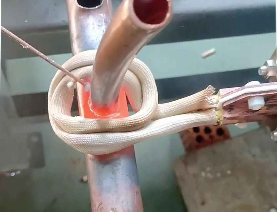 這款手持式高頻焊機(jī)就不一樣了，它焊接銅管操作簡(jiǎn)單，新手幾分鐘就能學(xué)會(huì)