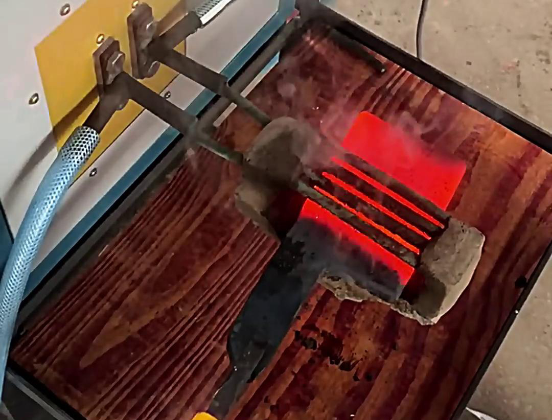 打鐵專用的高頻加熱爐，它采用電加熱，無明火更安全，開機即加熱