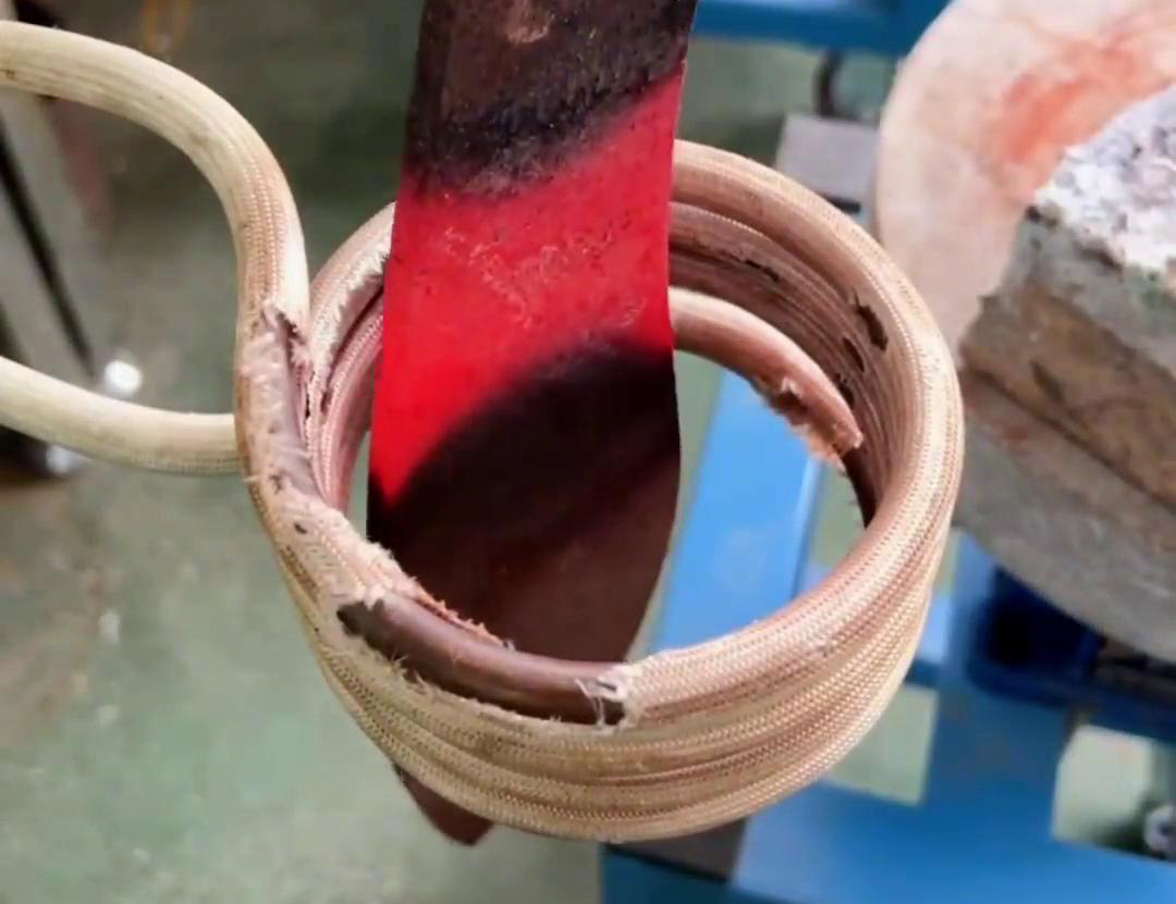 6毫米厚的鋼板，在這臺高頻感應(yīng)加熱機上加熱幾秒鐘就紅透