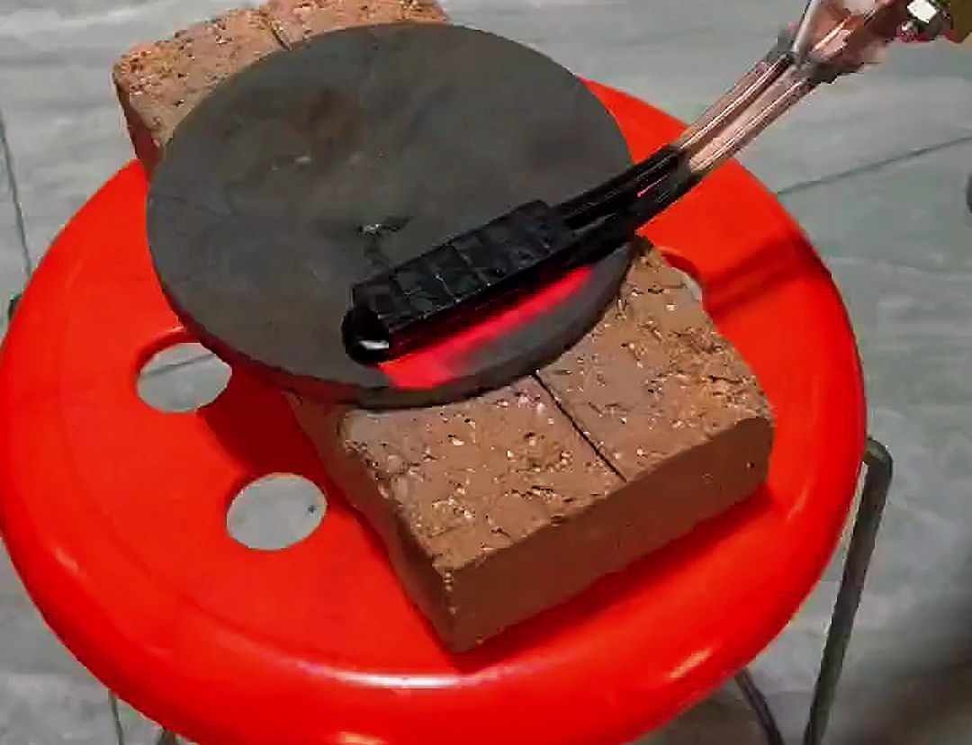 手持式感應(yīng)加熱設(shè)備，一款集高效、精準、便捷于一身的工業(yè)神器