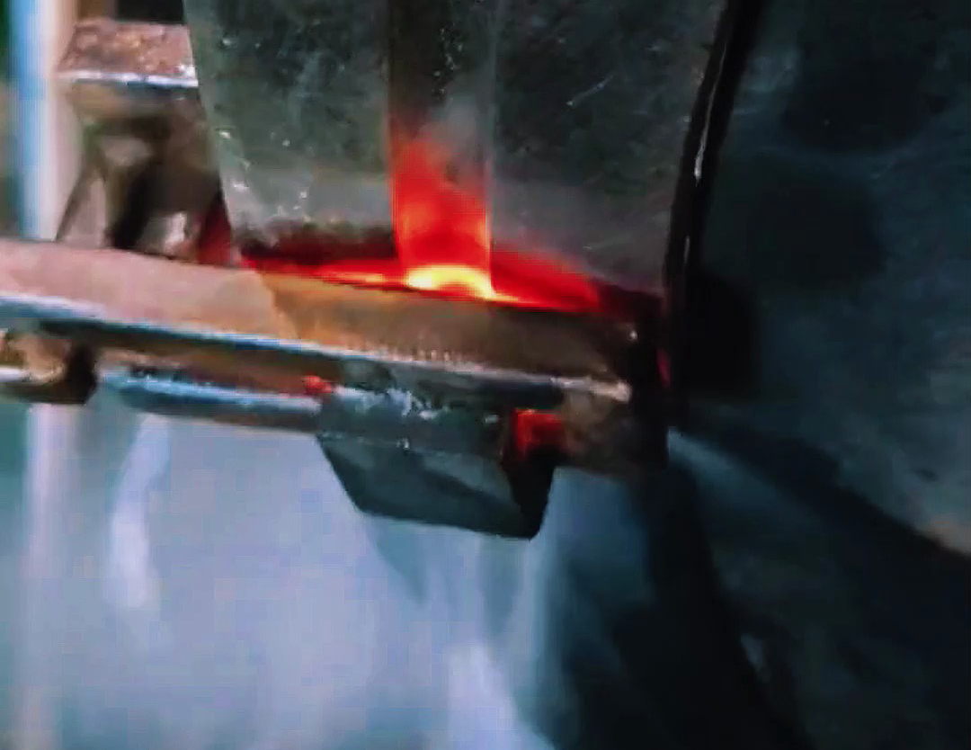 手持式高頻淬火對金屬工件表面進行快速加熱和淬火的設(shè)備