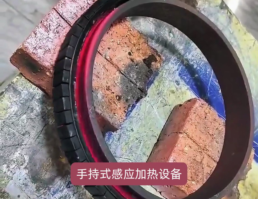 手持式感應加熱設備配合半圓加熱線圈對工件進行局部加熱