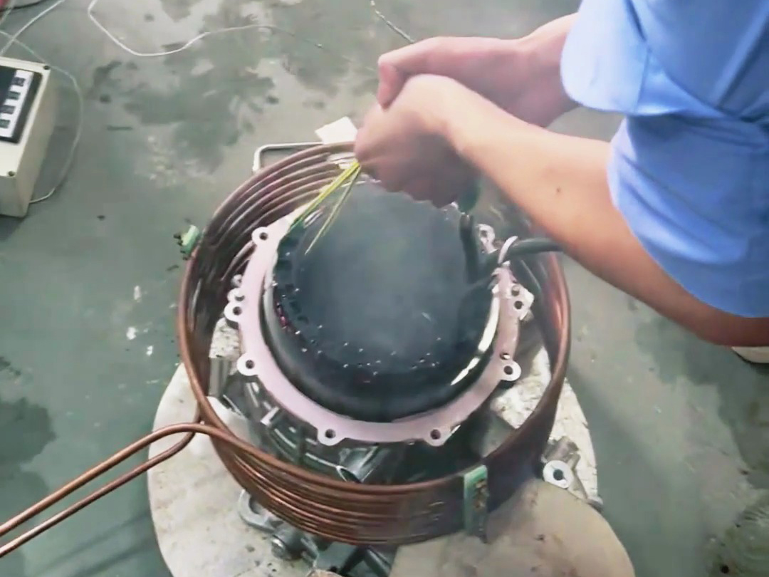 電機熱裝實驗，采用中頻感應(yīng)加熱設(shè)備對電機殼進行加熱