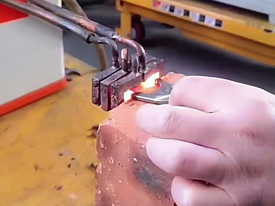 超高頻淬火對五金零件提供了一種高效、經濟且可靠的解決方案