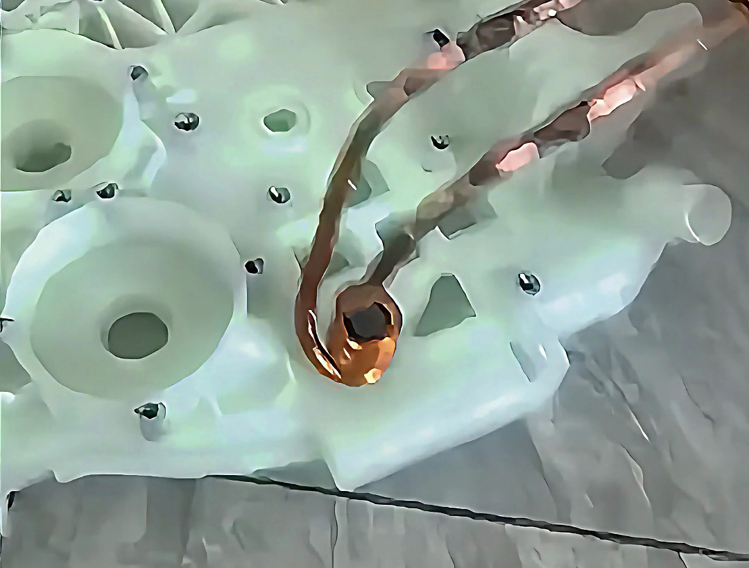 傳統(tǒng)熱裝工藝OUT，手持式高頻加熱機如何讓金屬與塑料模具不變形