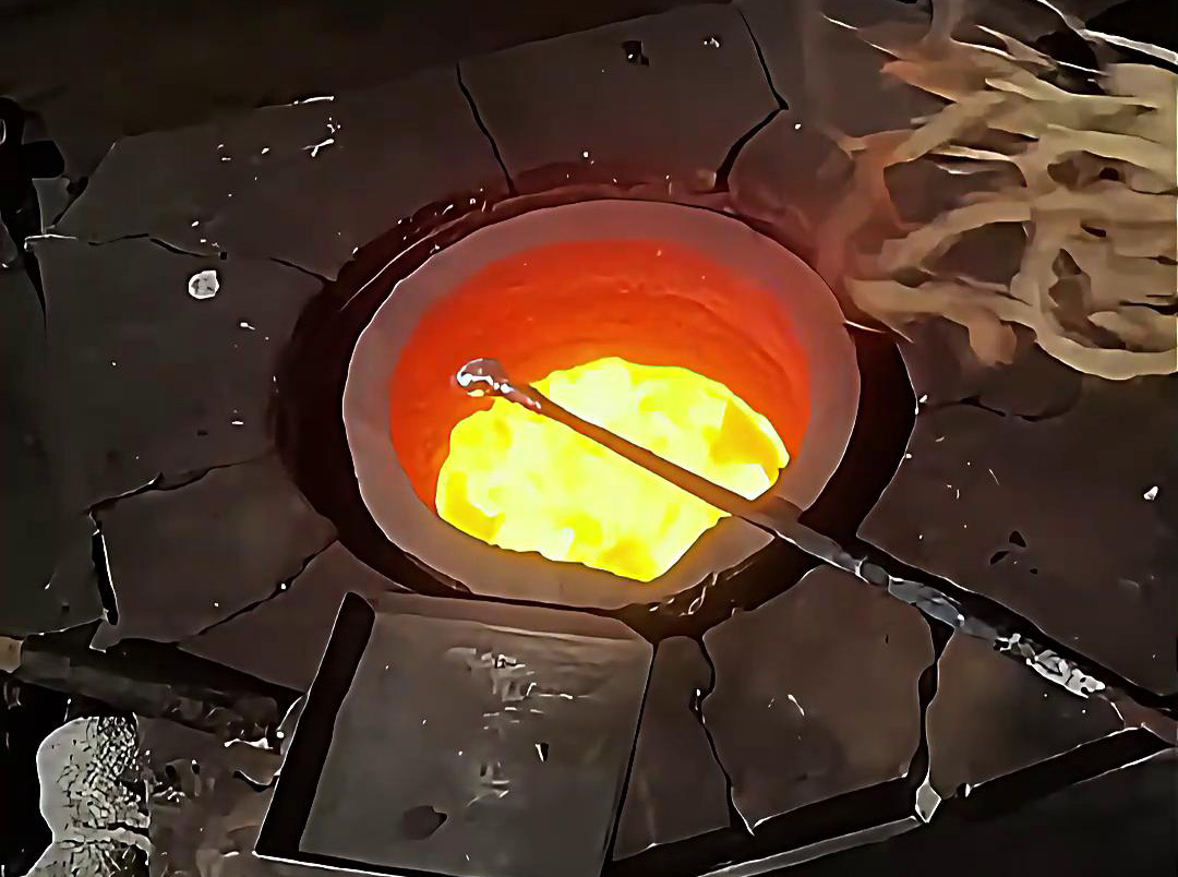 中頻熔煉爐熔化銀粉，根據需求配熔煉量大小