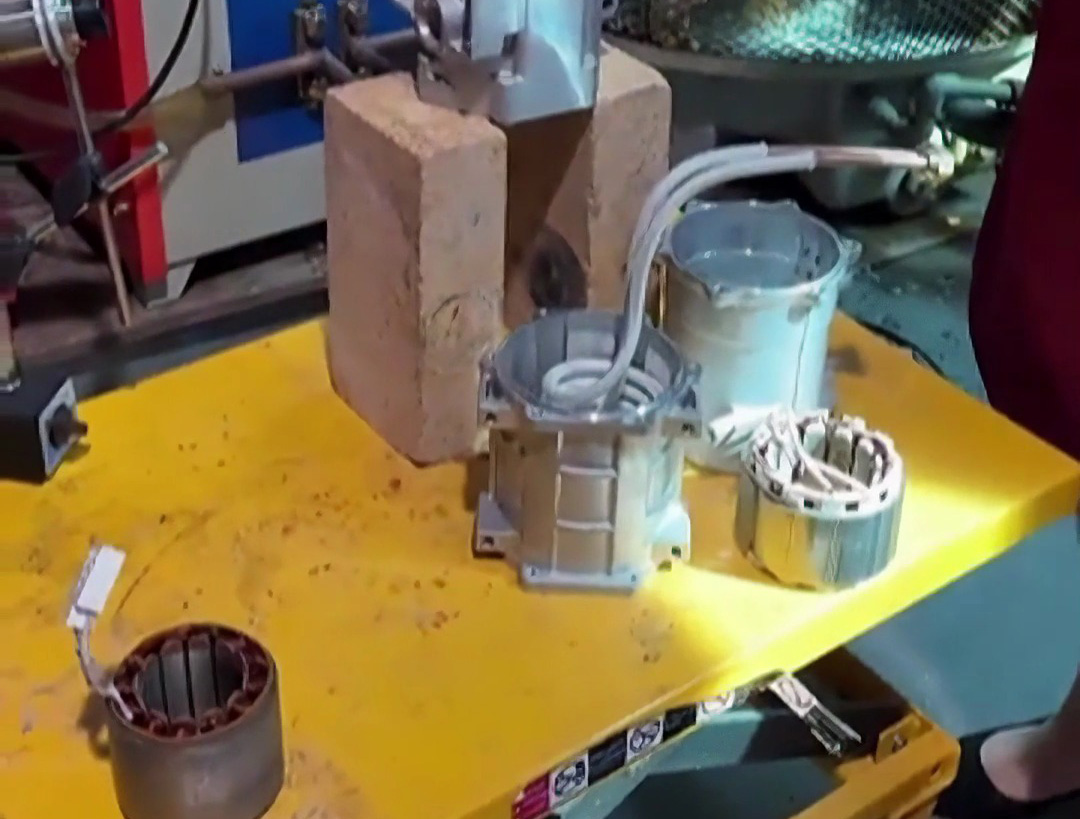 電機殼體熱裝新工藝，告別火焰加熱！感應(yīng)加熱方式電機殼體熱裝方法更均勻更安全