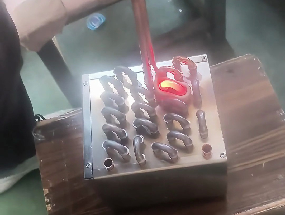 冷凝器U型銅管焊接全過程！手持高頻焊機效率提升3倍