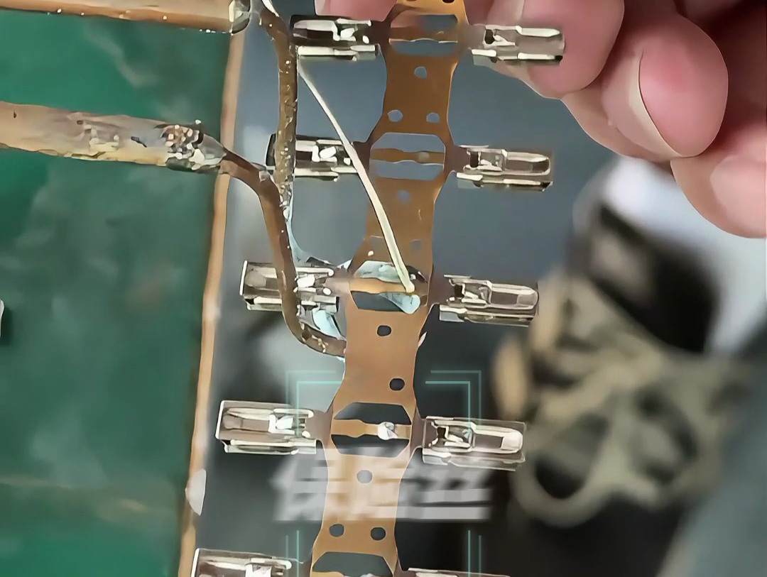 工人如何用超高頻焊接機完成保險絲焊接？高清畫面展示全過程！