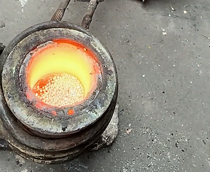 220V電壓的小型高頻熔煉爐 2公斤銀子8分鐘瞬間熔化