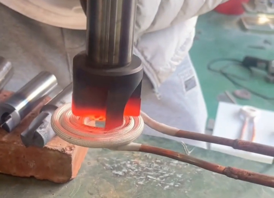 揭秘小型高頻加熱機(jī)的神奇操作！鉆頭合金熱取速度超乎想象！