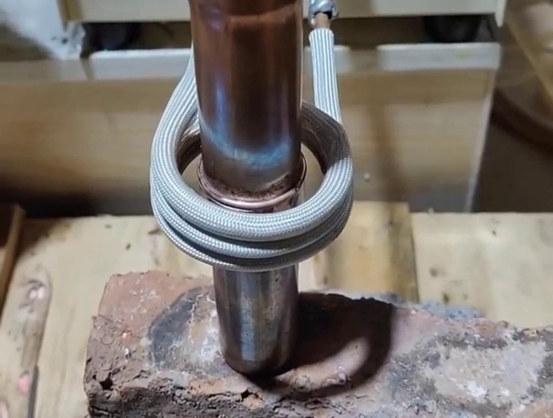 手持式高頻焊機焊接22mm銅管及三通接頭，不僅效率高、焊縫美觀